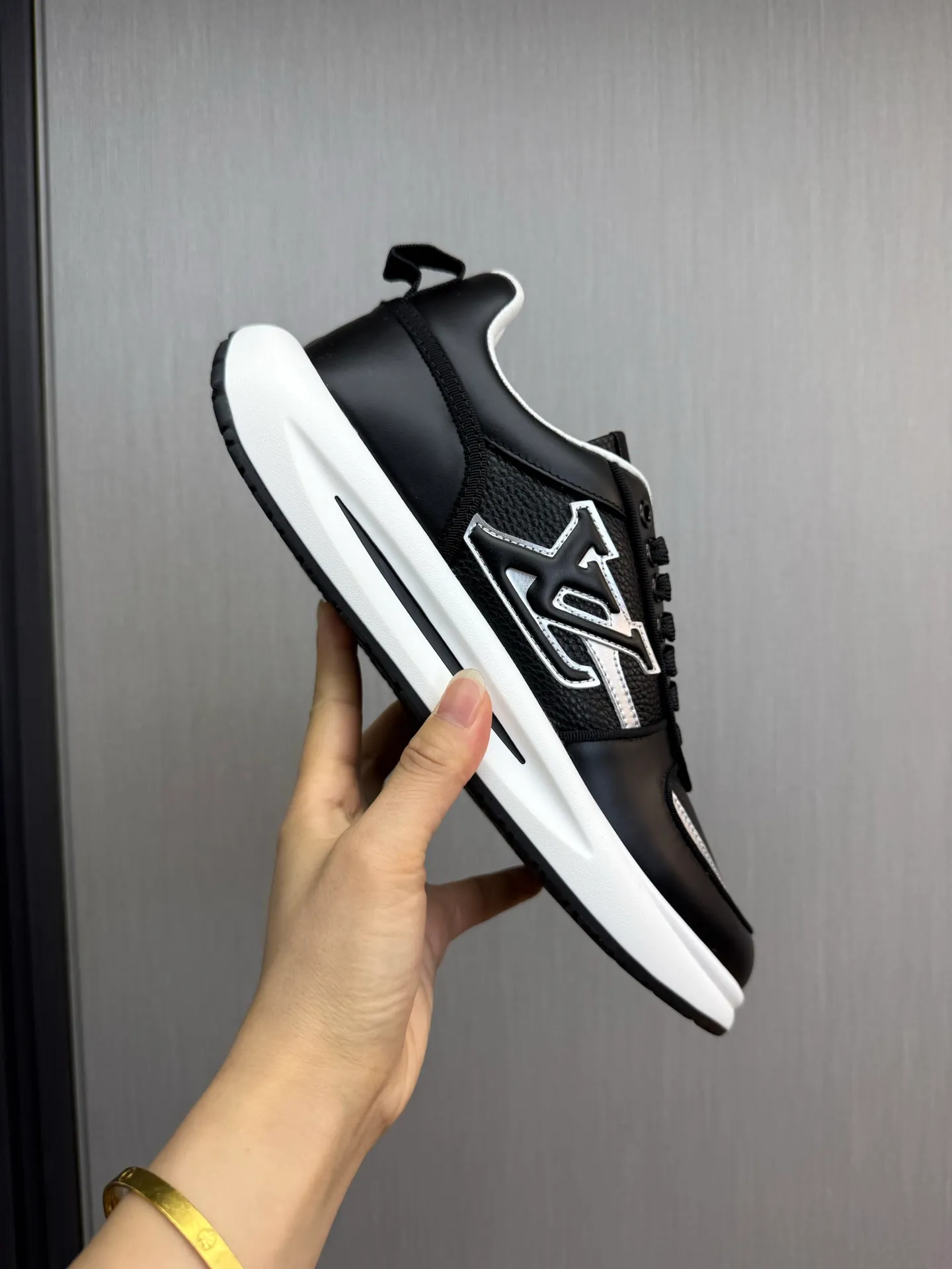 Men's shoes 💰820💰 Lv. Top purchasing agent 🇮🇹 Louis Vuitton, sports shoes counter synchronization, uppers imported from Italy, high-quality splicing and complex handicrafts, imported mesh pads are soft and comfortable, soles: original factory special soles, TPU exclusive movable molded soles super comfortable, original factory single goods, 🔍🔍high quality, you can enter and exit the counter at will, welcome to compare, code number 38-44 (Customized 38.45)